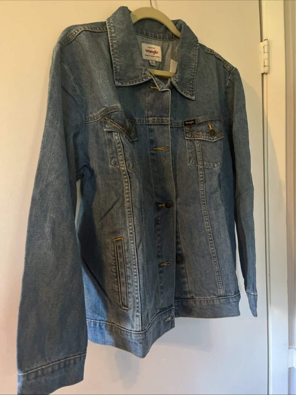 Women’s NWT Wrangler XL Denim Jean Jacket Medium Wash - Picture 2 of 8